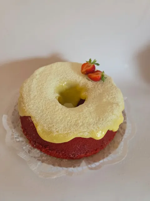 Red velvet cake with glaze and strawberries