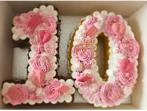 Number 10 cake with roses